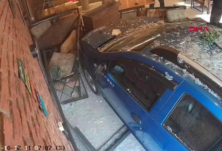 Otomobil börekçiye daldı, müşteri son anda kurtuldu