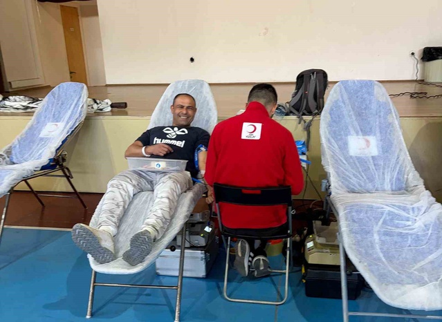 Çeşme'de 15 Eylül Mustafa Çapkan İlkokulu bir günde 97 ünite kan topladı