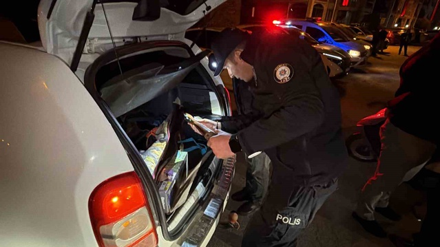 Edremit'te denetimlerde aranan 8 kişi yakalandı, birinin cezası 26 yıl 3 ay