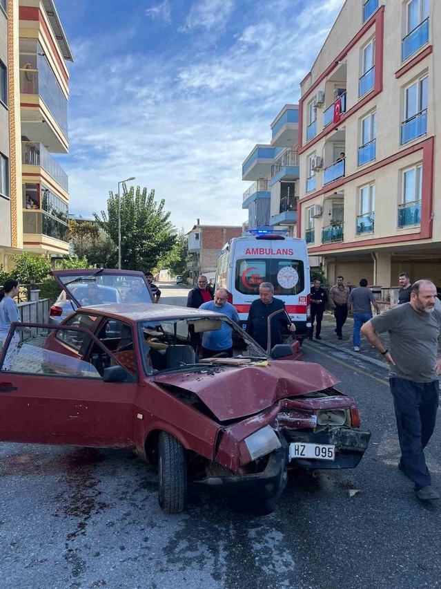 Aydın Efeler'de aydınlatma direğine çarpan otomobildeki 2 kişi yaralandı