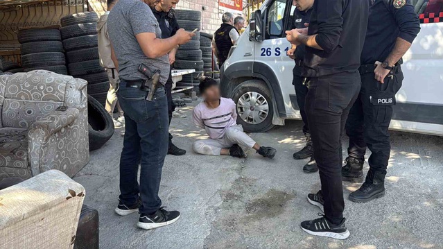 Eskişehir'de polisten kaçan 16 yaşındaki şüpheli kovalamacayla yakalandı
