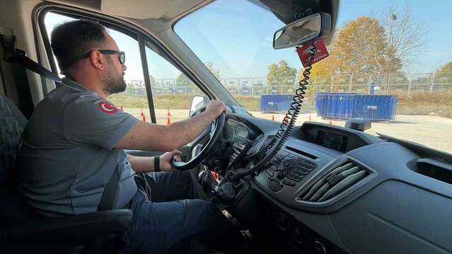 Düzce'de ambulans sürücüleri 4 günlük sürüş güvenliği eğitiminden geçiyor