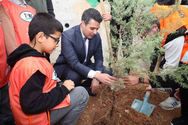 Kahramanmaraş Elbistan'da Cumhuriyet'in 103. yılı için 103 fidan toprağa dikildi