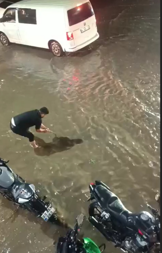 Batman'da sağanak caddeleri göle çevirdi, hastanenin acil girişi göle döndü