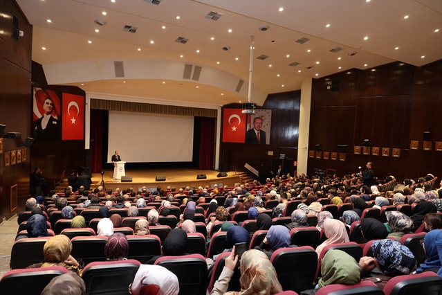 Rektör Mehmet Görmez, ERÜ İlahiyat konferansında üniversitelerin iki amacını anlattı