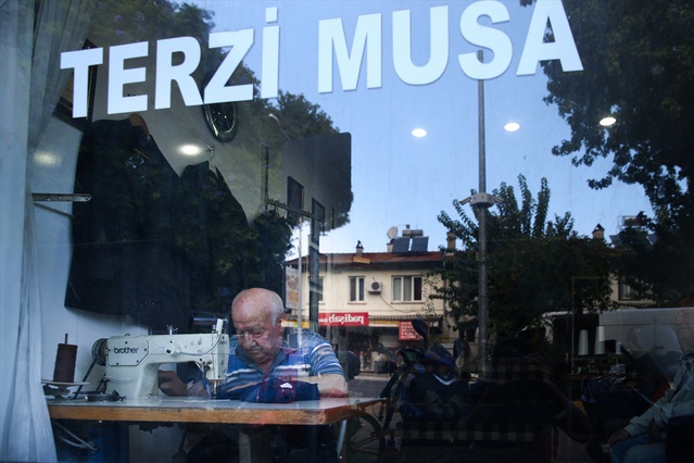 Fethiye'de 54 yıldır terzilik yapan Musa Karaca mesleğini ilk günkü heyecanla sürdürüyor