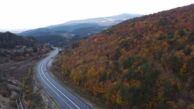 Bolu-Mudurnu yolu sonbaharda sürücülere renk cümbüşü sunarken havadan görüntülendi