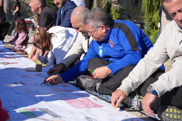 Sinop'ta çocuklar, 81 ilde eş zamanlı etkinlikte Filistinli akranlarına resim çizdi