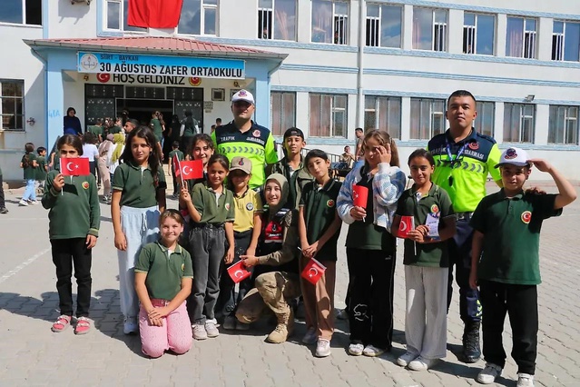 Siirt Baykan'da jandarma, 600 öğrenciye trafik ve siber güvenlik konularını anlattı