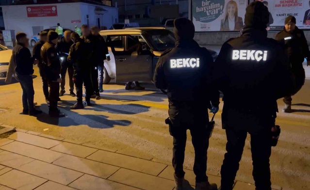 Aksaray'da gece yarısı yapılan denetimde araçlardan bıçak ve sopa çıktı