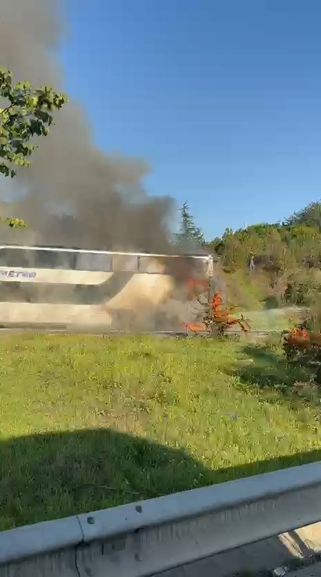 Bayrampaşa Hal Yolu'nda yolcu otobüsünde çıkan yangın kontrol altına alındı