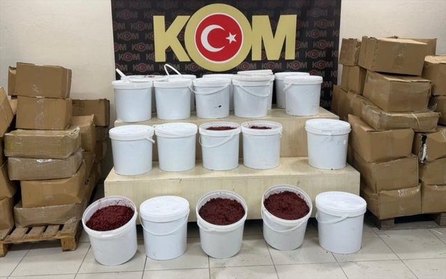 İzmir Bornova'da depoda 1,7 ton nargile melası bulundu, şüpheli tutuklandı