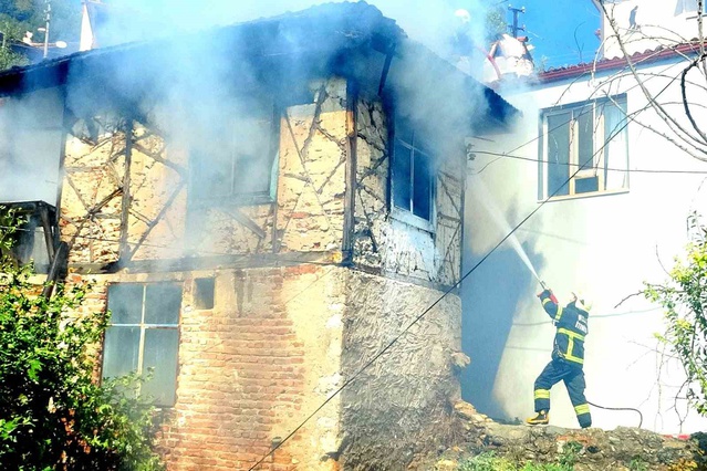 Muğla Menteşe'de metruk binadaki yangın itfaiye ekiplerince kontrol altına alındı