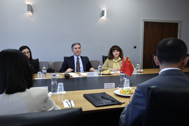 Çin'in Ankara Büyükelçisi Xuebin, Sırakaya ile AK Parti Genel Merkezi'nde görüştü.