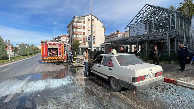 Karaman'da alev alan otomobile sürücü esnafın tüpüyle müdahale etti, itfaiye söndürdü