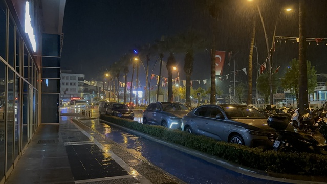 Marmaris'te sağanak yollarda su birikintisi oluşturdu, sürücüler güçlük çekti