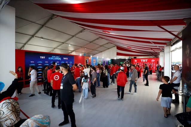 Kod Adı Kırlangıç oyuncuları Şanlıurfa'daki TEKNOFEST'te afiş imzaladı