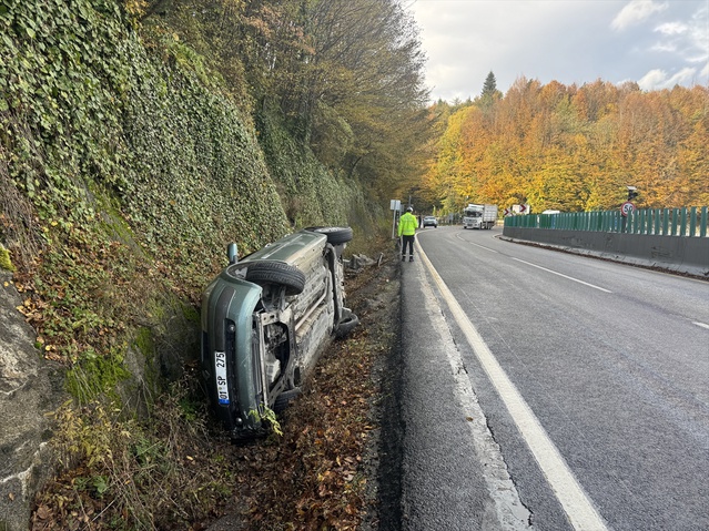 Bolu Dağı'nda şarampole devrilen otomobilde yaralanan 1 kişi hastaneye kaldırıldı
