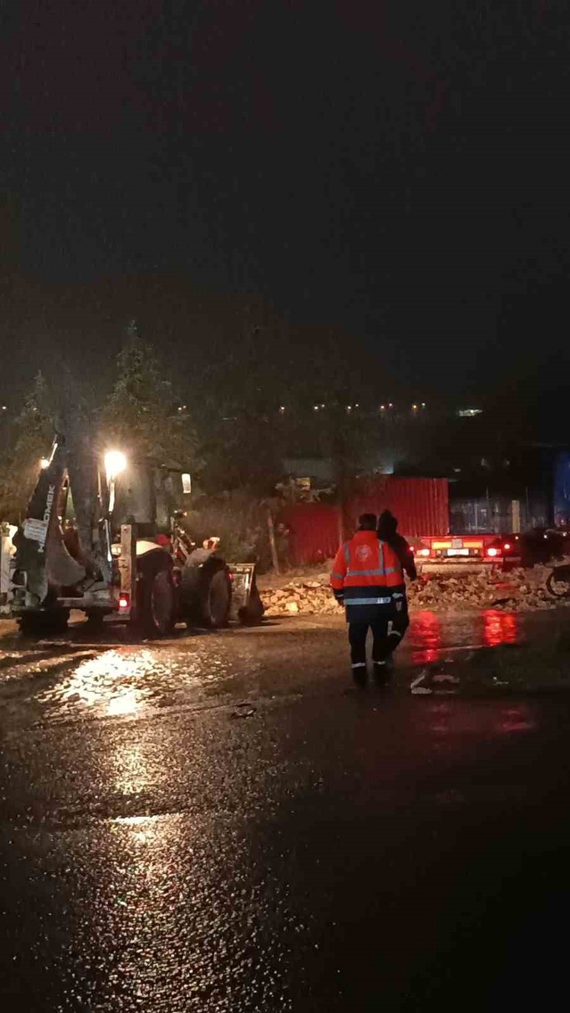 Dilovası'nda yoğun yağışta mahsur kalan tır belediye ekiplerince kurtarıldı