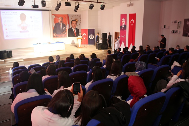 Ardahan'da Dünya Kız Çocukları Günü'nde saç ve cilt sağlığı paneli yapıldı