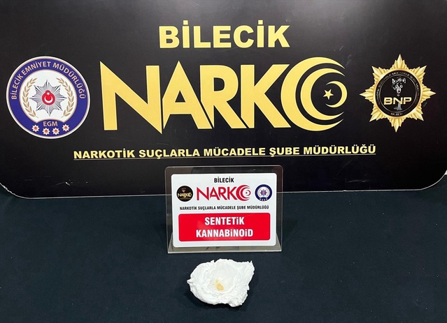 Bilecik'te polis, devriyede araçta ve kişide sentetik uyuşturucu ham maddesi buldu