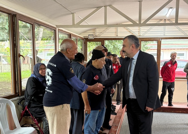 Eskişehir'de iki huzurevinin sakinleri Yaşlılar Günü bocce maçında buluştu