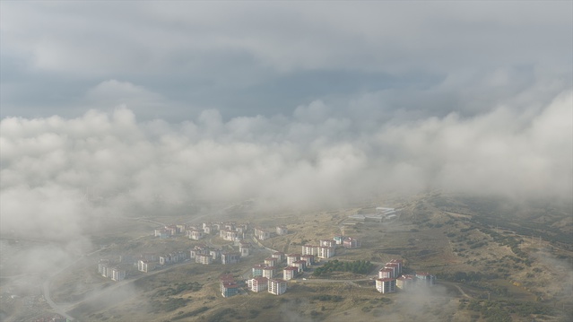 Manisa Kula'da yoğun sis altındaki volkan konileri dronla görüntülendi