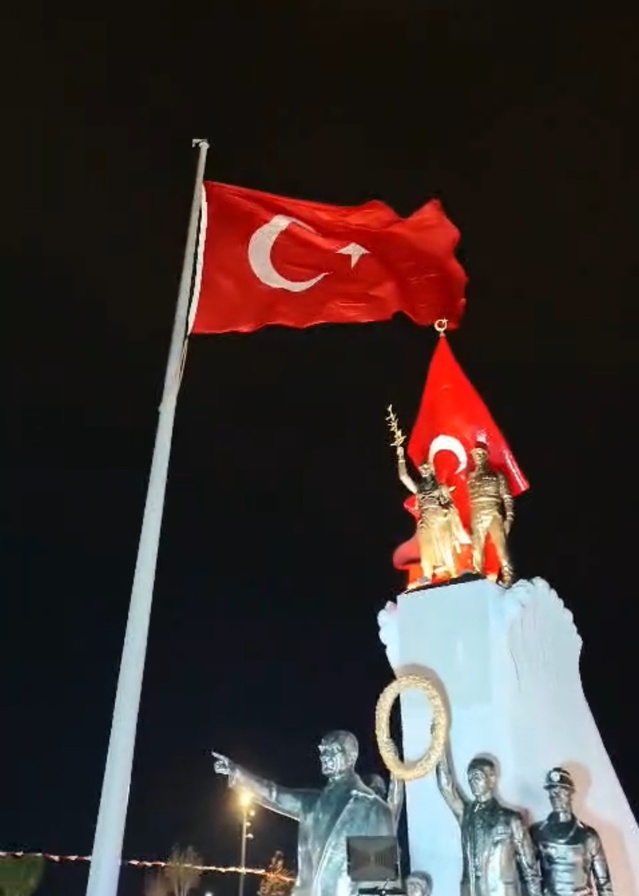 Hatay'da fırtına ve yağış nedeniyle bayraklar geçici olarak indirildi