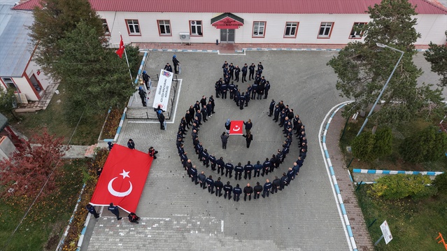 Erzurum'da cezaevi personeli Cumhuriyet'in 103. yılı için ay-yıldız koreografisi yaptı