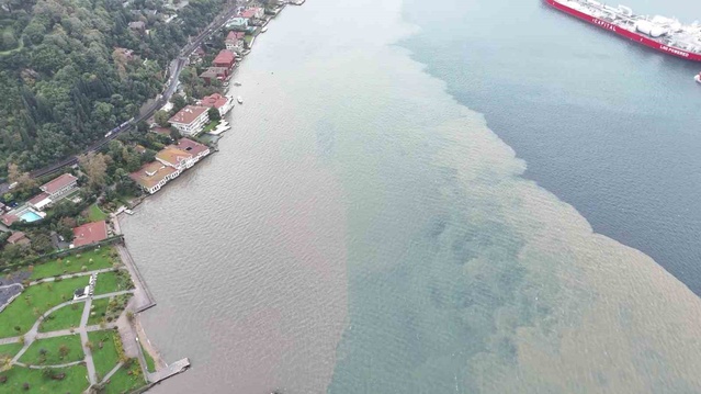 Derelerden taşınan çamur Boğaz'ı iki renge ayırdı, Beykoz'dan havadan görüntülendi