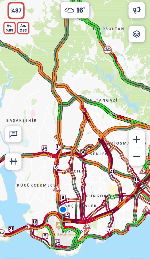 İstanbul'da yağış nedeniyle trafik yoğunluğu saat 17.00'de yüzde 87'ye ulaştı