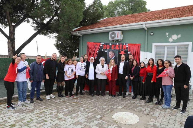 Şehzadeler'de Tilkisüleymaniye Engelli Bakım Merkezi öğrencileri 29 Ekim'i kutladı
