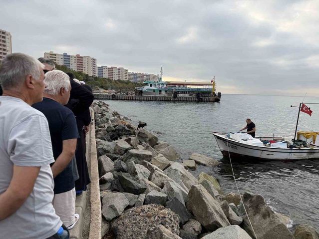 Yalova Armutlu'da kayıkla taze balık servisi tatilcilere makul fiyatla ulaşıyor