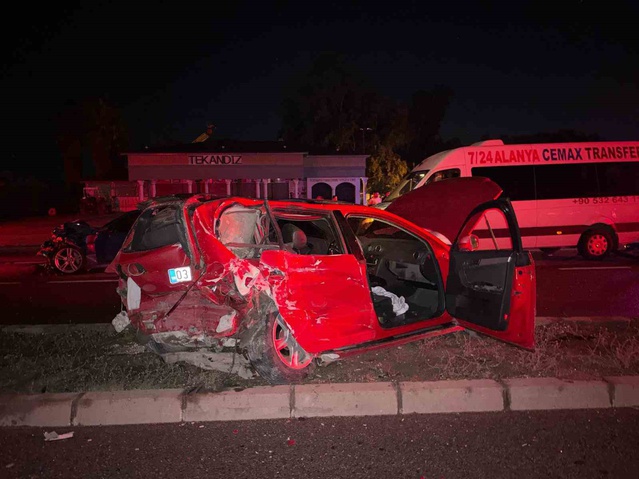 Manavgat'ta alkollü sürücü üç araçlı zincirleme kazaya yol açtı, 4 kişi yaralandı