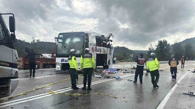 Burdur Ağlasun'da Buzlu firmasına ait otobüs devrildi, 1 kişi öldü, 8 kişi yaralandı