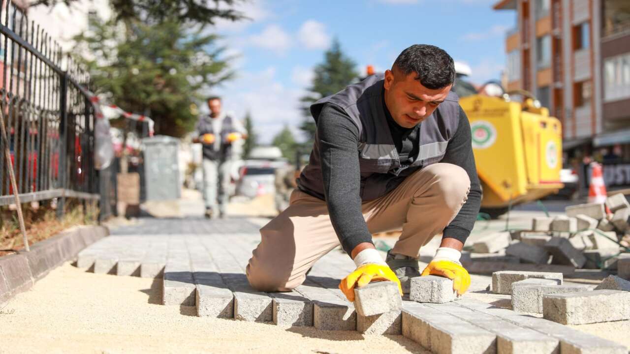 Etimesgut’ta kaldırımlar yenileniyor