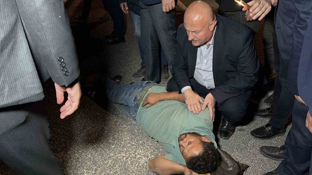 Adıyaman'da vali ve milletvekili kazada yaralanan yayaya ilk müdahaleyi yaptı