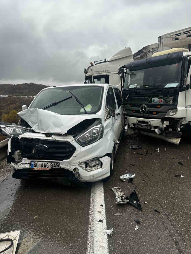 Erzurum Aşkale'de kaygan yolda 3 araç birbirine çarptı, karayolu tek yönlü kapandı