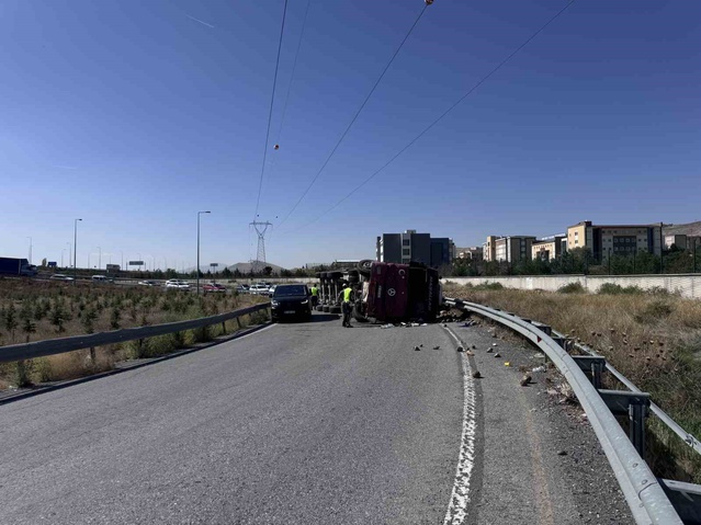 Kayseri'de Kuzey Çevre Yolu'nda pancar yüklü tır devrildi, sürücü yaralandı