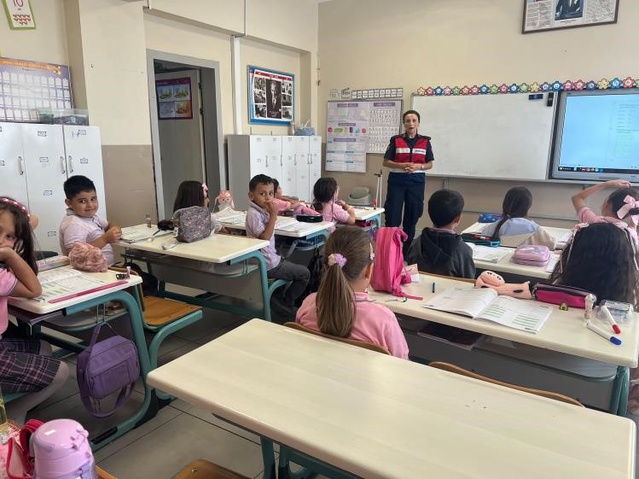 Bilecik'te jandarma, Vezirhan İlkokulu ve Ortaokulu'nda öğrencileri bilgilendirdi