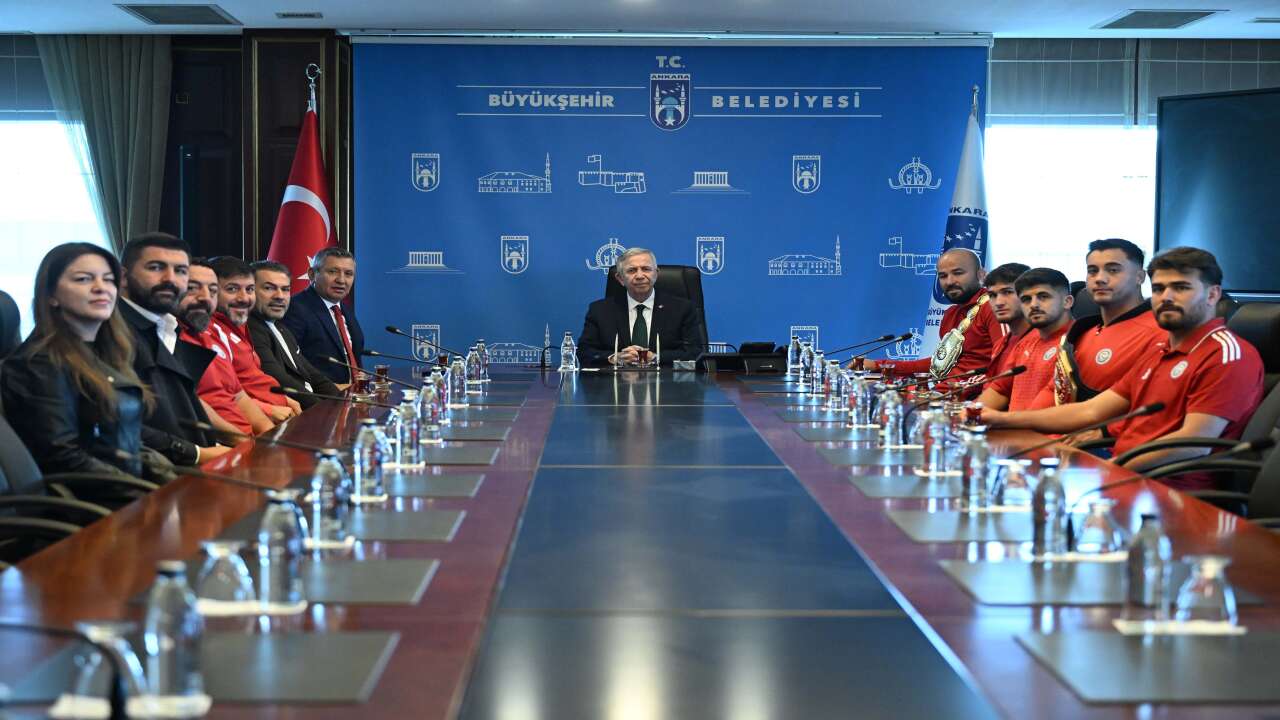Mansur Yavaş, ASKİ Spor’un başarılı güreşçilerini ağırladı