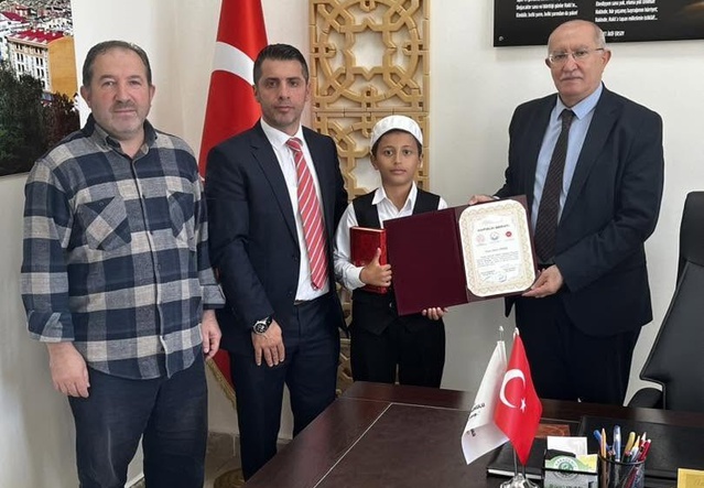 Bayburt'ta öğrenci Mahir Gümüş, hafızlık programının 154'üncü hafızı oldu