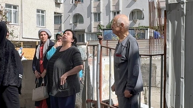 Avcılar'da itfaiye, kombi yangınında ailenin anahtarını balkondan girip teslim etti