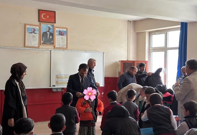 Ağrı Patnos'ta Şoförler Odası öğrencilere kışlık mont ve bot dağıttı