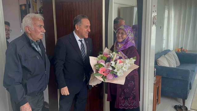 Yalova Valisi Usta, mazgal temizleyen 65 yaşındaki kadına çiçek takdim etti