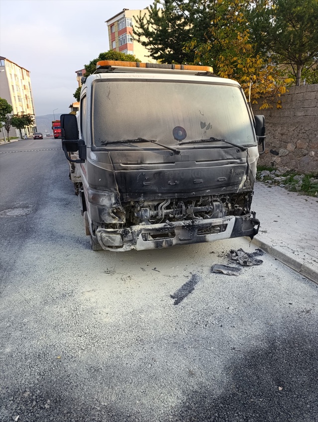 Sivas Suşehri'nde park halindeki oto çekicide çıkan yangın hasara yol açtı