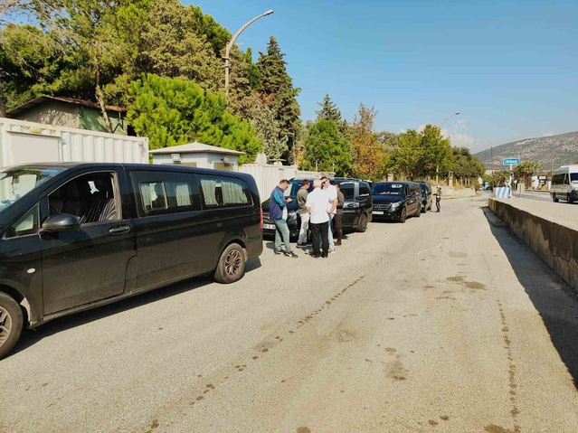 Aydın Kuşadası'nda turist taşıyan ticari araç denetiminde aranan 1 kişi yakalandı