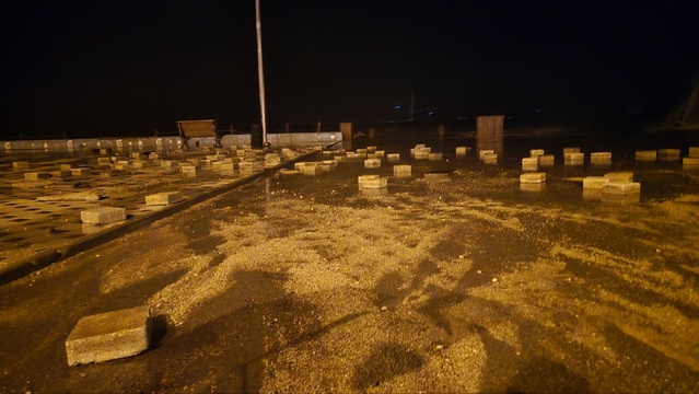 Bursa Mudanya Tirilye'de fırtına dalgaları kordonu aşıp caddeye ulaştı