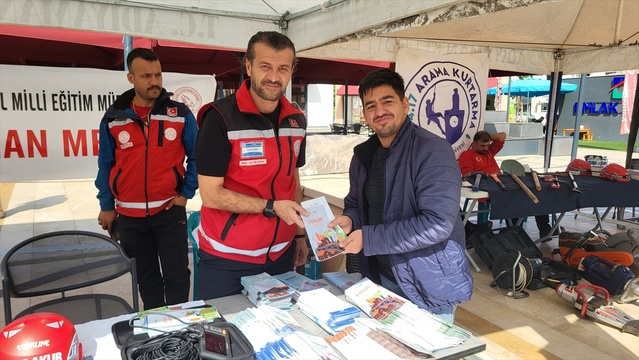 Adıyaman'da afet risklerine dikkat çekmek için Yeni Kent Meydanı'nda stantlar açıldı