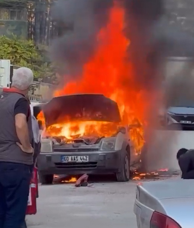 Tokat'ta hastane otoparkında yanan araç kullanılamaz hale geldi, iki araç zarar gördü